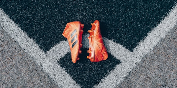 数据分析师正在使用多屏系统分析足球比赛数据的工作场景